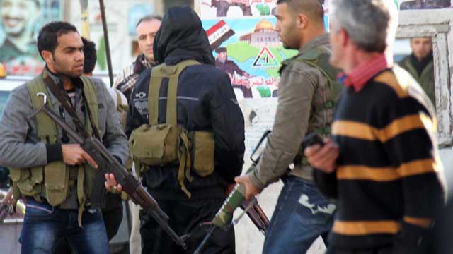 سلاح المخيمات الفلسطينية إلى الواجهة من جديد
