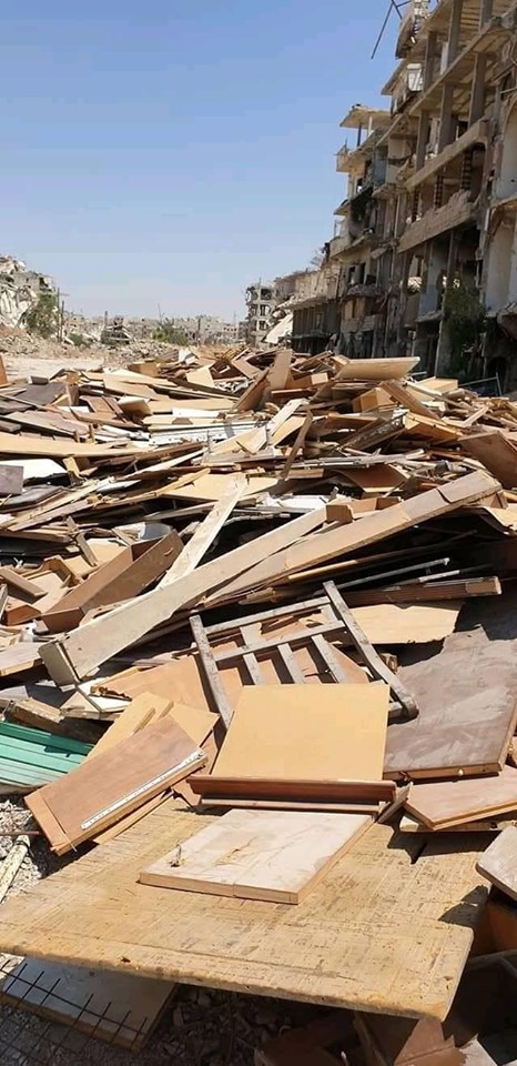 مخيم اليرموك ما يزال التعفيش مستمراً وسكانه يتندرون "حاميها حراميها"
