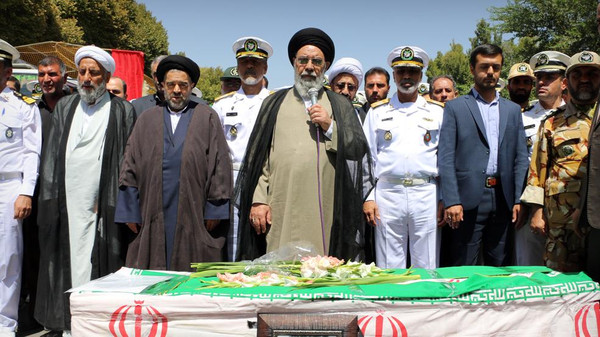 إيران تشيع ثاني قائد بحرية قتل بظروف غامضة