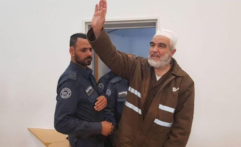 الشيخ رائد صلاح من سجنه يتبرع بقيمة الجائزة المادية الممنوحة له من مؤسسة تركية إلى اللاجئين السوريين المهجرين