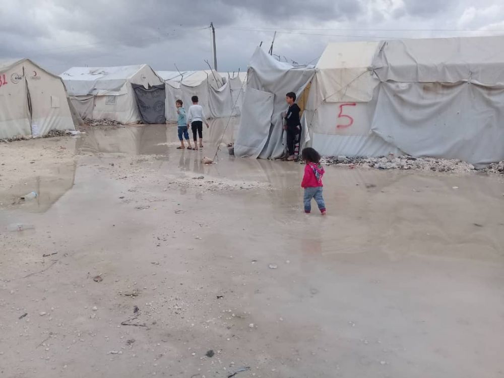 لاجئو "دير بلوط" هربوا من مأساة الحرب فتلقفتهم السيول .. المخيم يفتقر لأدنى مقومات الحياة