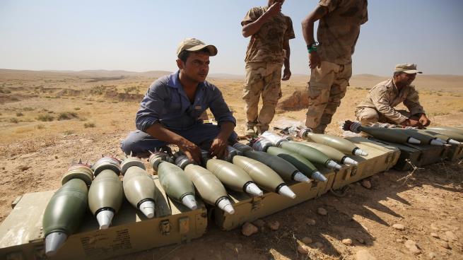 بسبب عدم صرف مرتباتها .. مليشيات تنقل شحنة سلاح من سورية للعراق لبيعها