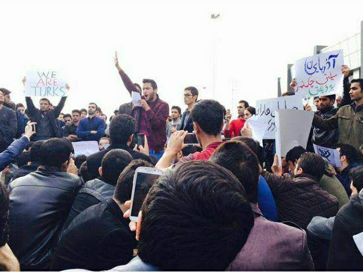 الأتراك الأذريون في إيران يتظاهرون ضد التلفزيون الإيراني