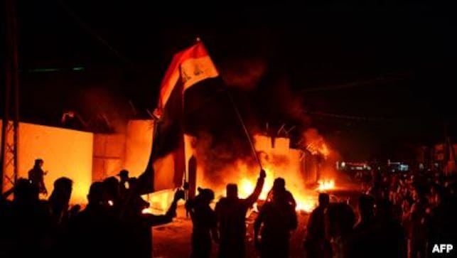 ناشط عراقي بعد حرق القنصلية الإيرانية في النجف: انقلب السحر على الساحر