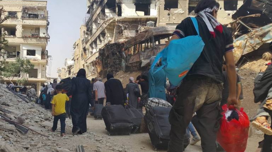 القصف العنيف يجبر عائلات فلسطينية على التهجير من الغوطة الشرقية