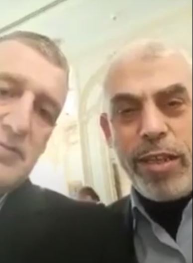 "حماس" تتجاوز كل الحدود في النفاق .. فيديو للسنوار وهو يعظم القاتل أحمد جبريل ويرسل له تحياته