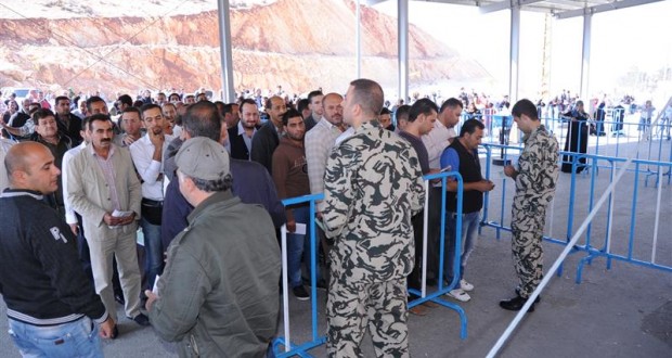 كيف يتاجر "حزب الله" بملف اللاجئين السوريين في لبنان؟