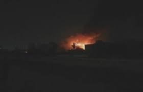 محتجون يضرمون النار في مبنى محافظة البصرة .. وقرار بحظر التجوال