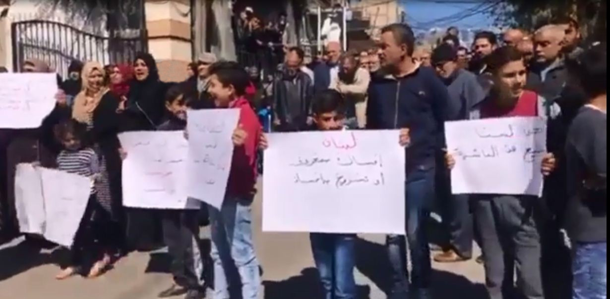 أهالي مخيّم برج الشمالي بلبنان يصرخون بوجه السياسات الجائرة بعد اعتقال شابيّن بتهمة بناء منزل