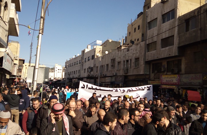 حشود في عمّان تهتف ضد إيران وروسيا تضامنا مع حلب