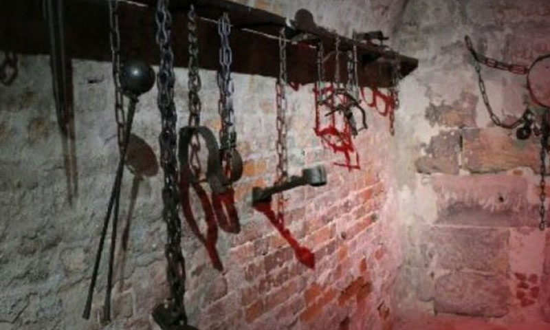 أكثر من 35 لاجئة فلسطينية قضين تعذيباً في السجون السورية خلال سنوات الحرب
